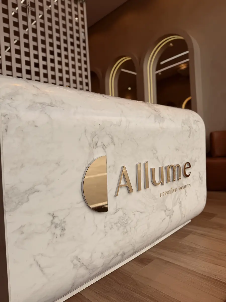 Balcão de mármore com a logo Allume
