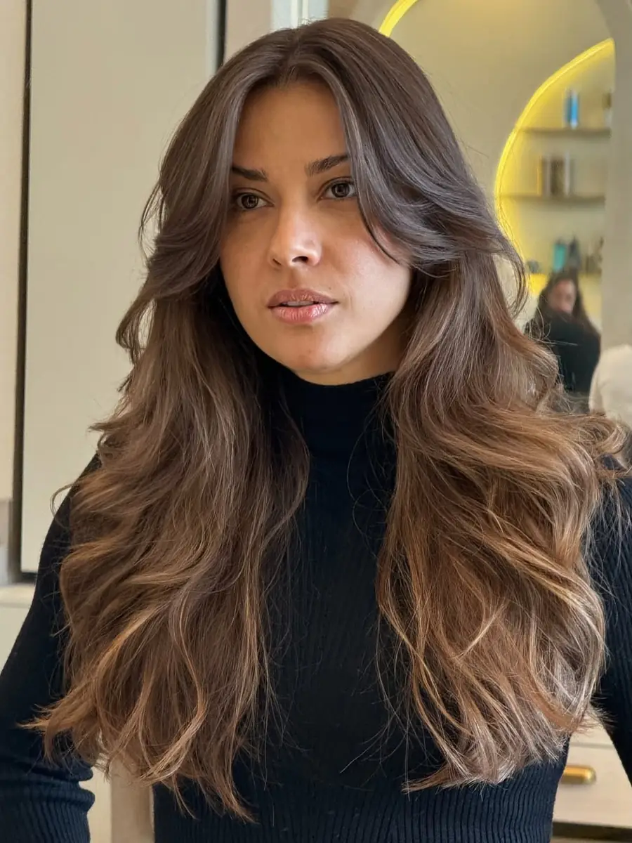 Cabelo castanho longo com iluminado e corte em camadas