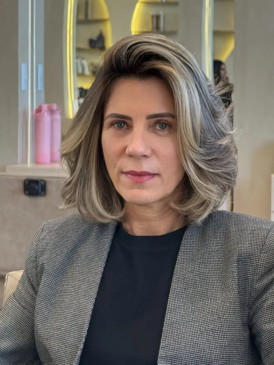 Cabelo curto com mechas platinadas e escova