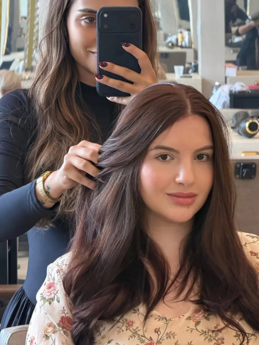 Cabelo castanho avermelhado liso e brilhante