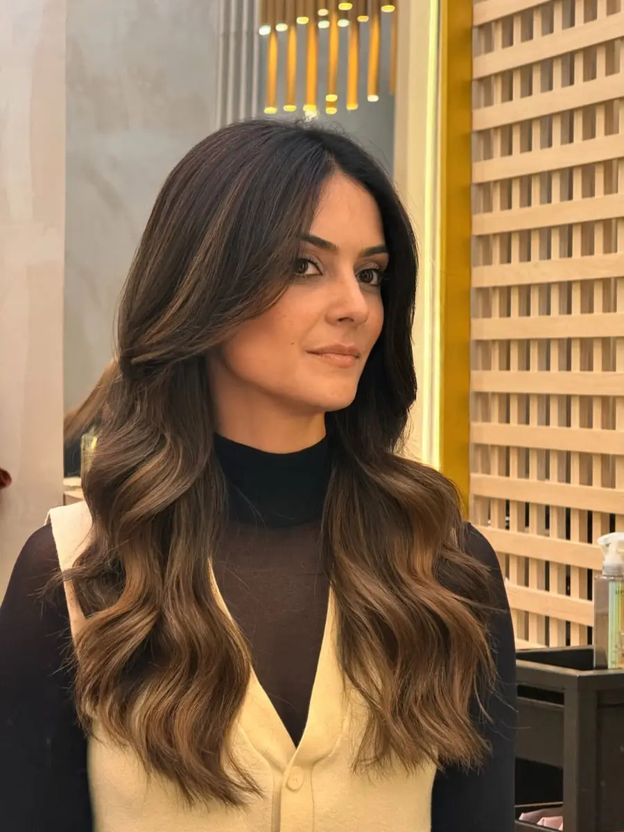 Cabelo castanho com franja e pontas iluminadas