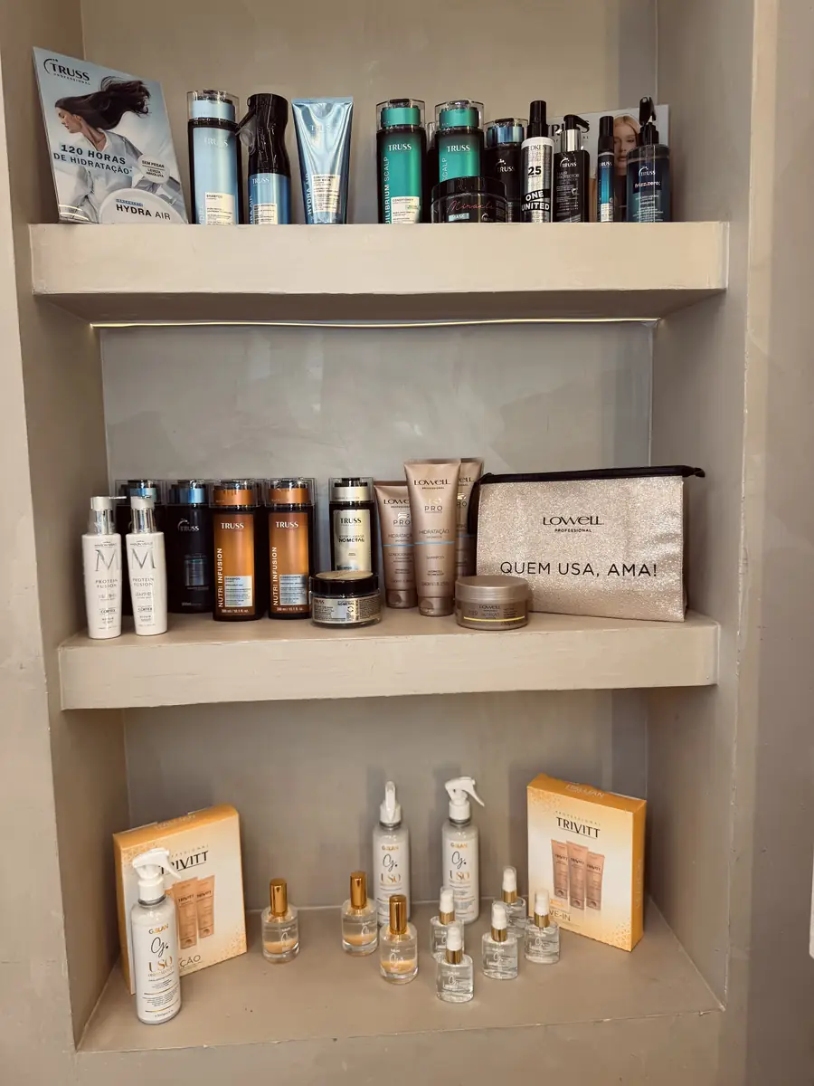 Produtos profissionais de cabelo organizados em nichos de prateleira na Allume