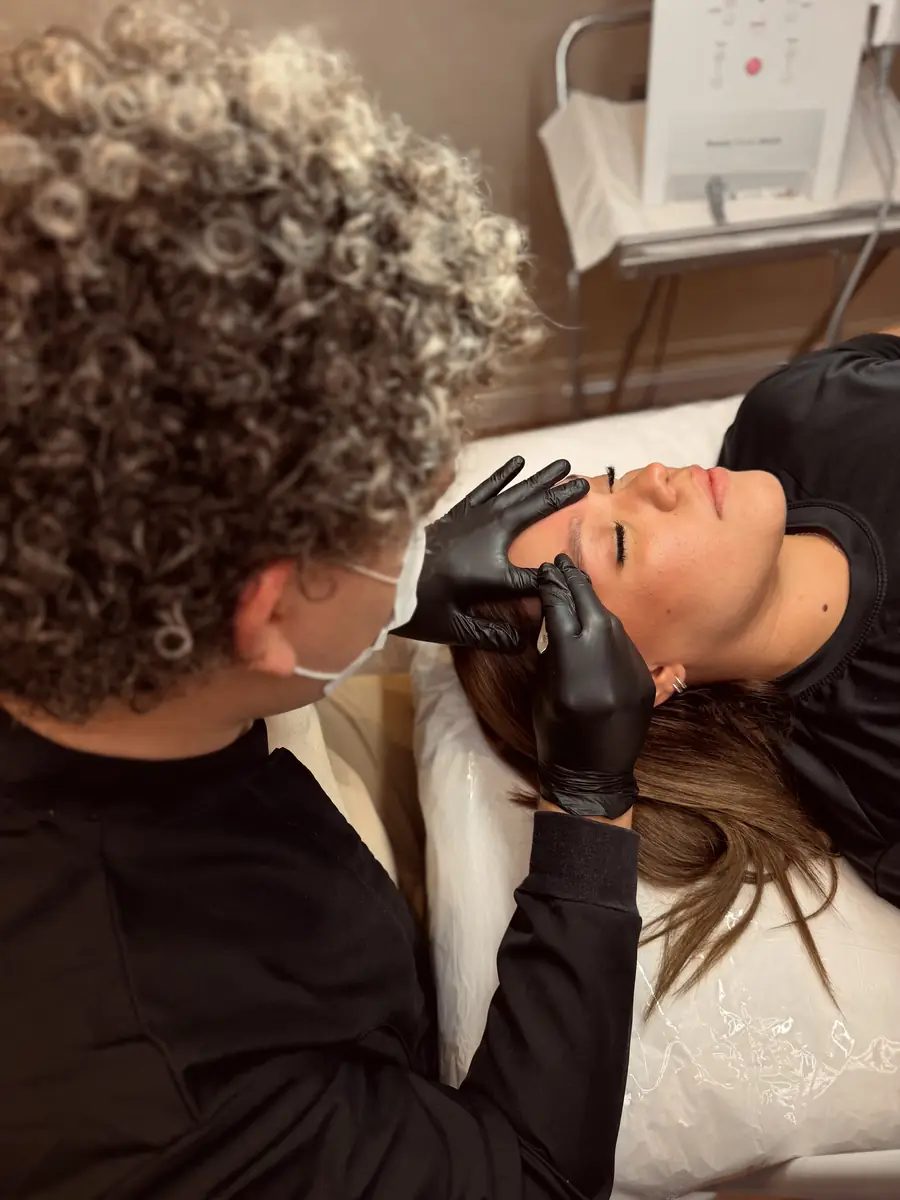 Atendimento de sobrancelha na sala de estética
